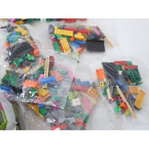 265 - LEGO - Various loose bricks and sealed bricks in poly bags, minifigures and new Lego Ikea 40357