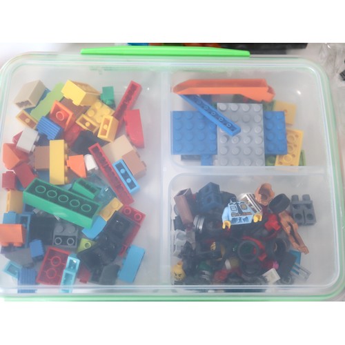 265 - LEGO - Various loose bricks and sealed bricks in poly bags, minifigures and new Lego Ikea 40357