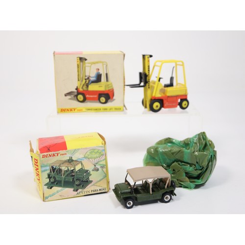 295 - Dinky Toys 601 Austin Para-MOKE with parachute + No 404 Conveyancer Fork Lift Truck