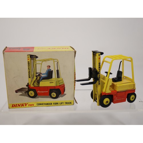 295 - Dinky Toys 601 Austin Para-MOKE with parachute + No 404 Conveyancer Fork Lift Truck