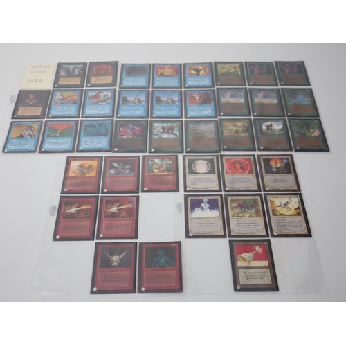 422 - Magic The Gathering TCG - A group of 40 Beta cards including Black Knight