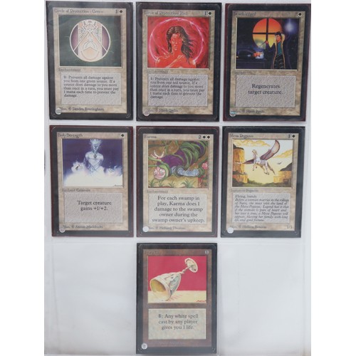 422 - Magic The Gathering TCG - A group of 40 Beta cards including Black Knight