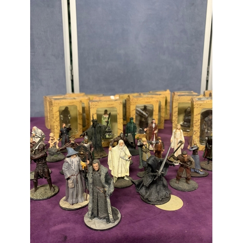 446 - A selection of Lord of the rings collectables including miniature figurines and books