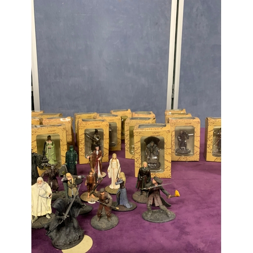 446 - A selection of Lord of the rings collectables including miniature figurines and books