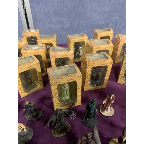 446 - A selection of Lord of the rings collectables including miniature figurines and books