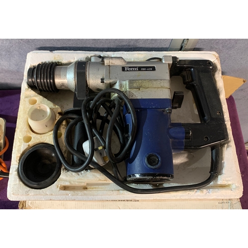 465 - A selection of various power tools including Black & Decker (KA185E) orbital sander, Black & Decker ... 