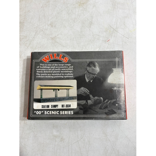 194 - Hornby R4009A SR Composite Coach (malachite) 