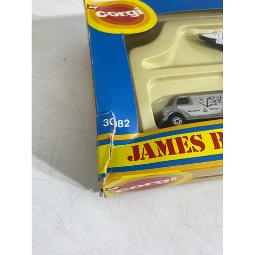 211 - Corgi Transporter Set, James Bond 007 set 3082, Batmobile and Bat boat set 3 , Triumph Acclaim 276, ... 
