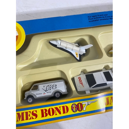 211 - Corgi Transporter Set, James Bond 007 set 3082, Batmobile and Bat boat set 3 , Triumph Acclaim 276, ... 