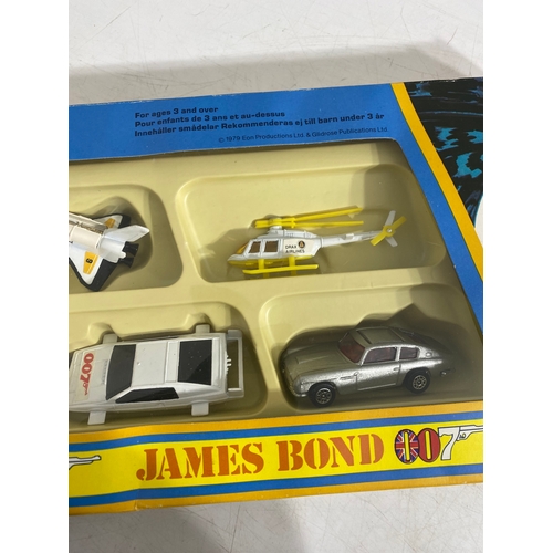 211 - Corgi Transporter Set, James Bond 007 set 3082, Batmobile and Bat boat set 3 , Triumph Acclaim 276, ... 
