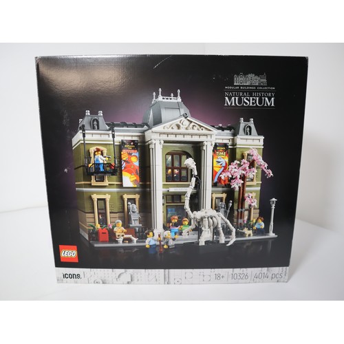 123 - Lego Icons - 10326 Natural History Museum - Boxed with instructions / Minifigures