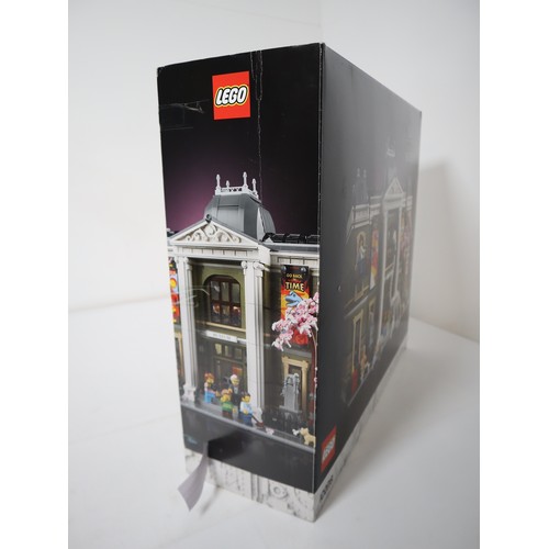 123 - Lego Icons - 10326 Natural History Museum - Boxed with instructions / Minifigures