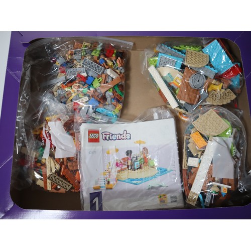 137 - Lego Friends - 42673 Family Holiday Beach Resort - Boxed with instructions / Minifigures