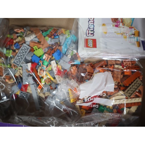 137 - Lego Friends - 42673 Family Holiday Beach Resort - Boxed with instructions / Minifigures