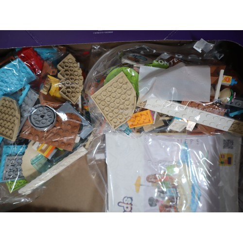 137 - Lego Friends - 42673 Family Holiday Beach Resort - Boxed with instructions / Minifigures