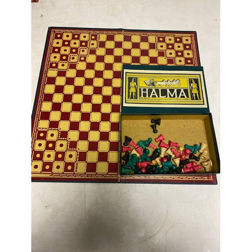 225 - A collection of Tabletop games including Go, Taxi, Pirate and Traveler, Quadwrangle, Halma, Draughts... 