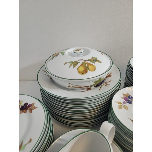 246 - Large collection of Royal Worcester Evesham Service includes breakfast and dinner