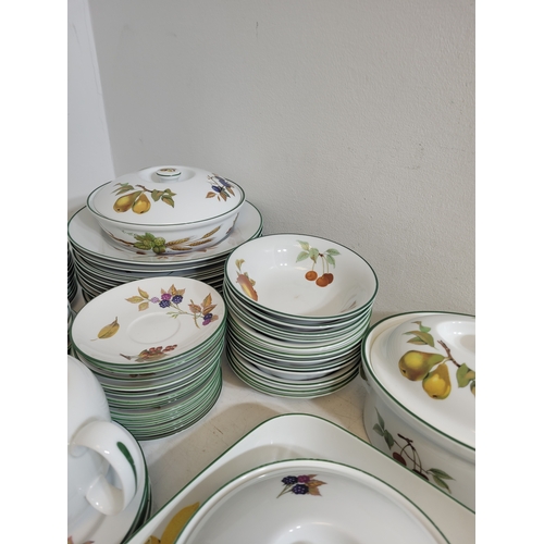 246 - Large collection of Royal Worcester Evesham Service includes breakfast and dinner