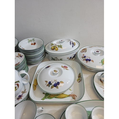 246 - Large collection of Royal Worcester Evesham Service includes breakfast and dinner