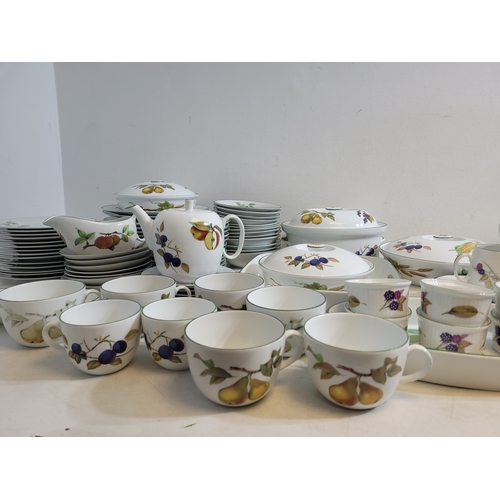 246 - Large collection of Royal Worcester Evesham Service includes breakfast and dinner