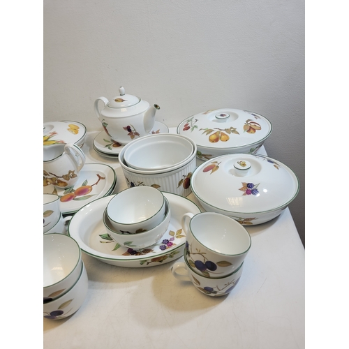 246 - Large collection of Royal Worcester Evesham Service includes breakfast and dinner