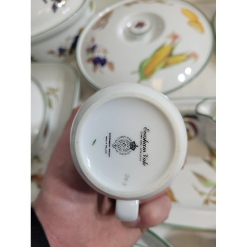 246 - Large collection of Royal Worcester Evesham Service includes breakfast and dinner