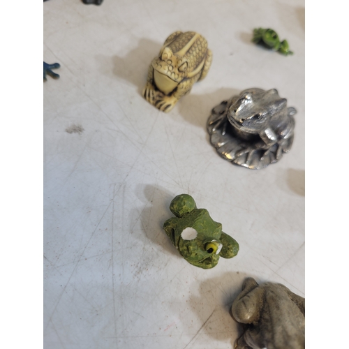 293 - Collection of Frog and toad and animal collectables