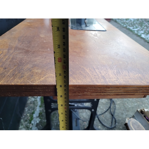 674 - Vintage singer 31K15 sewing machine on treadle