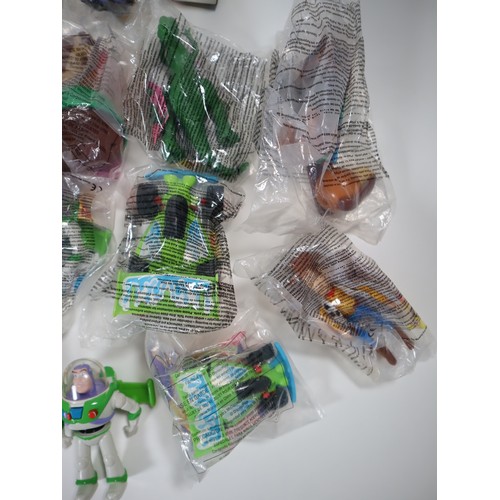 136 - Toy Story - A collection of Buzz Lightyear Action Figures in various sizes + sealed McDonalds toys v... 