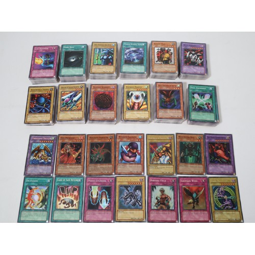 154 - Yu-Gi-Oh A collection of over 600 cards + Beckett Yu-Gi-Oh Collector Book from 2003 including Rare, ... 