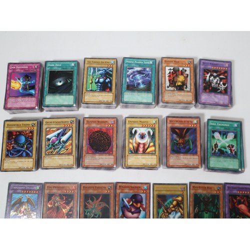 154 - Yu-Gi-Oh A collection of over 600 cards + Beckett Yu-Gi-Oh Collector Book from 2003 including Rare, ... 