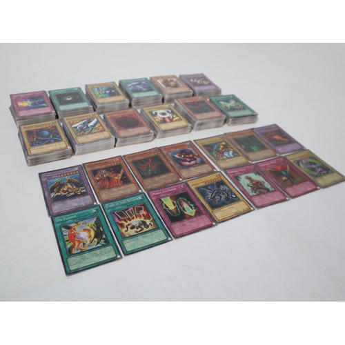 154 - Yu-Gi-Oh A collection of over 600 cards + Beckett Yu-Gi-Oh Collector Book from 2003 including Rare, ... 