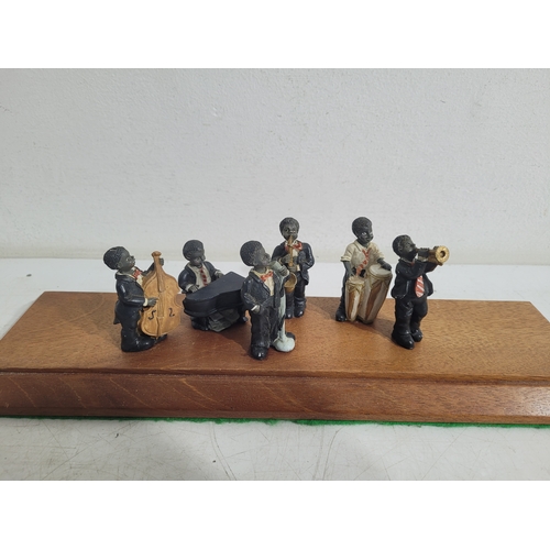 319 - Collection of 16 Robertson Golly figures and set of 6 All that jazz figures
