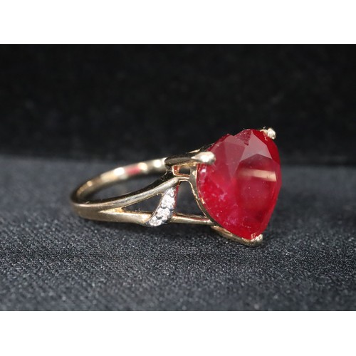 34 - Malagasy Ruby & White Zircon 9K Gold Ring Atgw 6.27cts Malagasy Ruby & White Zircon 9K Gold Ring Atg... 