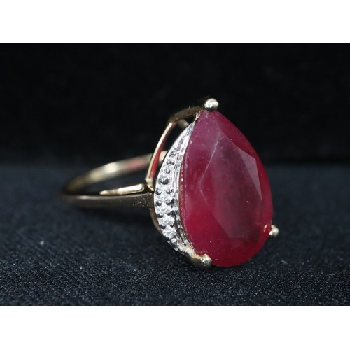 34 - Malagasy Ruby & White Zircon 9K Gold Ring Atgw 6.27cts Malagasy Ruby & White Zircon 9K Gold Ring Atg... 