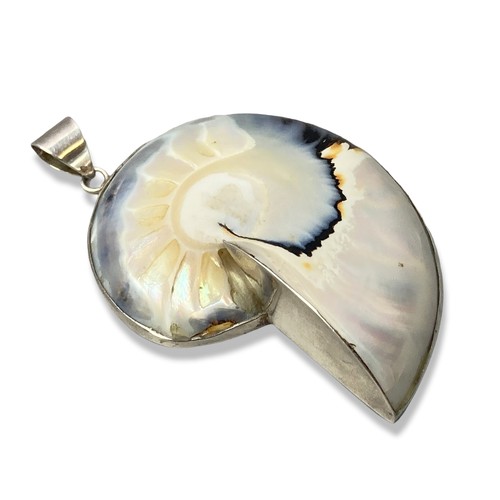 12 - Large Silver nautilus shell Pendant.
7.5 x 4.6 cm