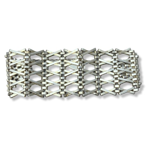 15 - Solid silver Alistair Stewart of London Gate bracelet. With Padlock clasp.
Weigh 34.5 grams.