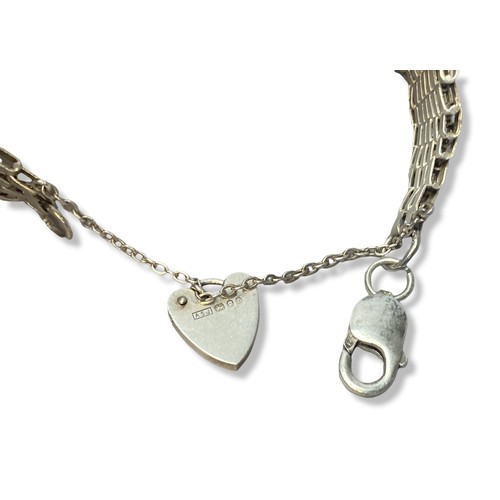 15 - Solid silver Alistair Stewart of London Gate bracelet. With Padlock clasp.
Weigh 34.5 grams.