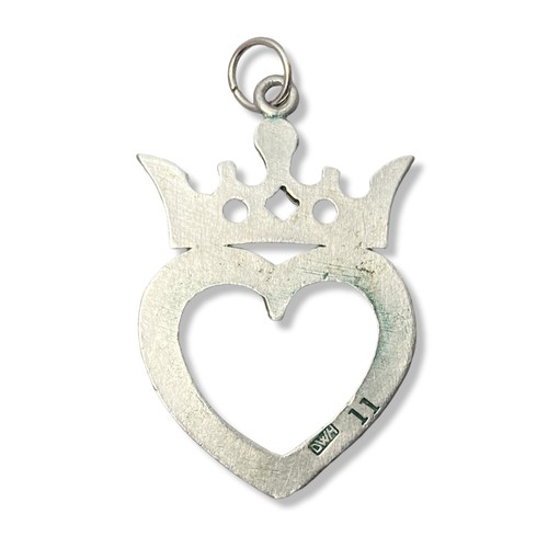 17 - Vintage Luckenbooth David William Harkison signed Pendant. Depicting a crown Heart.
3 x 4.5cm