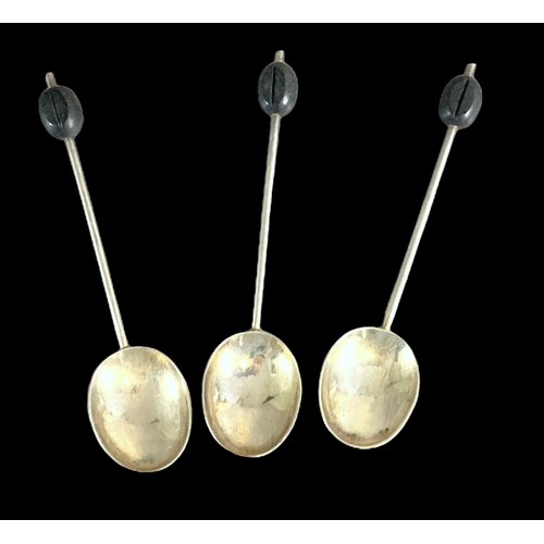 28 - Three Sterling silver coffee bean spoons. Early 20th century. Hallmarked.
9.5cm long