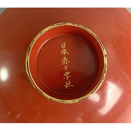 244 - Vintage Japanese Red lacquer Sakazuki Sake cup & six Dishes.
Signed to base.
Sake cup - 4 x 11 cm