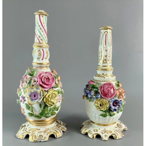 103 - Near pair of Georgian Coalport Coalbrookdale bottle vases. Adorned with hand painted flowers. 
Talle... 