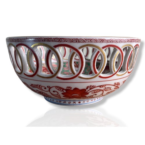 225 - Fine quality Meiji period japanese Imari bowl. Reticulated border with beautifully painted Phoenix t... 