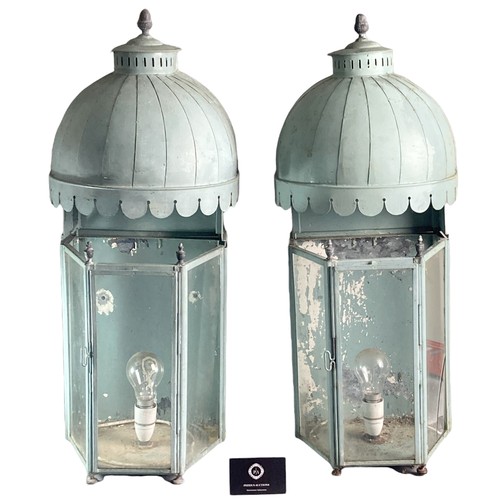 281 - Large pair of Colefax & Fowler painted Tole lanterns. 20th-century.
72cm Tall