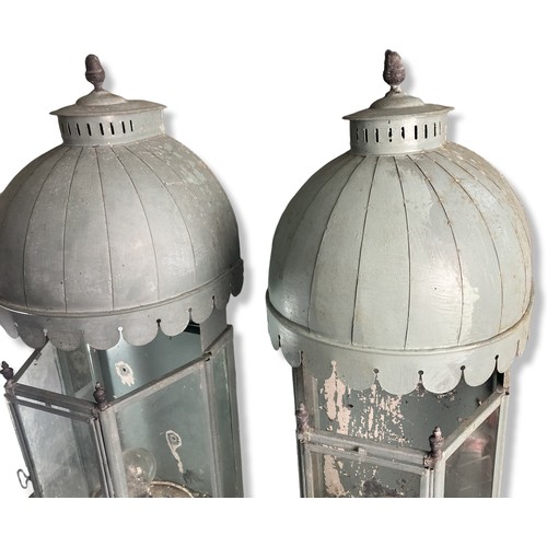 281 - Large pair of Colefax & Fowler painted Tole lanterns. 20th-century.
72cm Tall