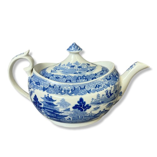 130 - A 19th-century English blue & white porcelain Teapot.
27 x 16cm