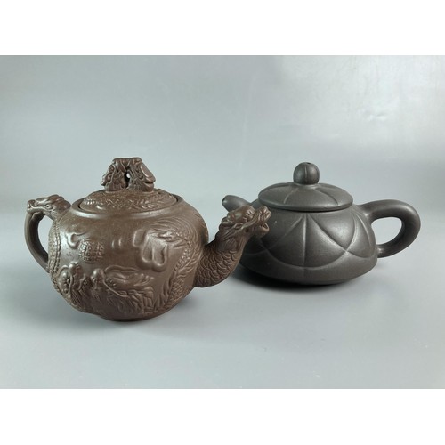 244B - Collection of three Chinese Yixing clay pottery teapots.
Signed to bases.
Tallest 11cm tall.