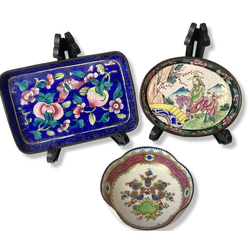 116 - A collection of Chinese hand painted enamels trays and one Austrian example.
Largest measures - 23 x... 