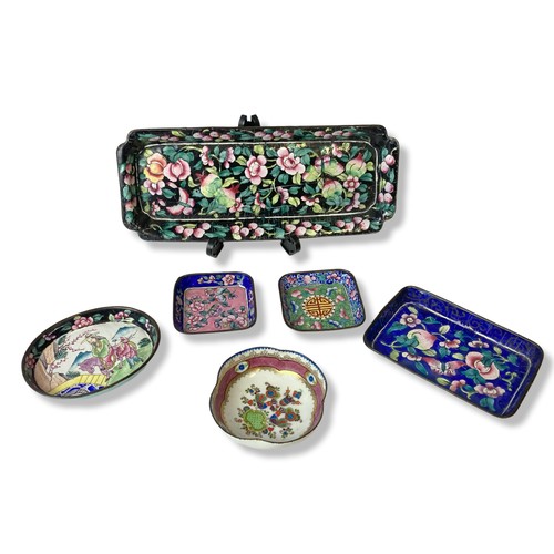 116 - A collection of Chinese hand painted enamels trays and one Austrian example.
Largest measures - 23 x... 