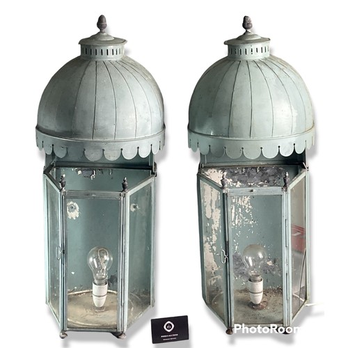 278 - Large pair of Colefax & Fowler painted Tole lanterns. 20th-century.
72cm Tall